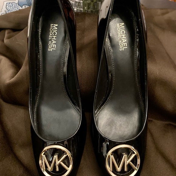 Michael Kors Signtature Mid Heels - EUC- Sz 5.5 - Black Patent Leather